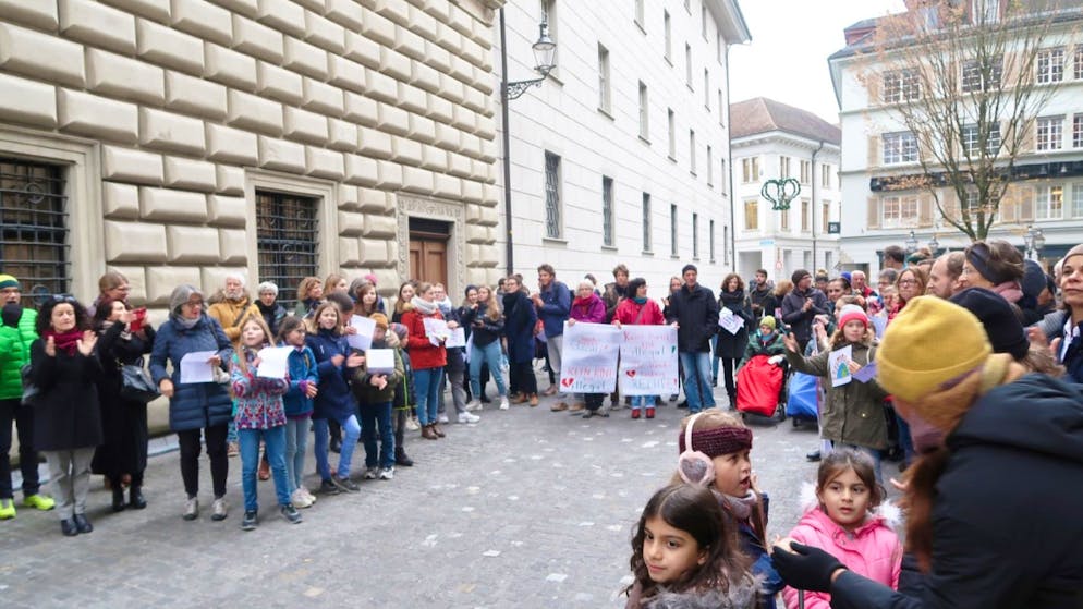Kritiker der Ausschaffung zweier Tschetscheninnen übergeben eine Petition an die Luzerner Regierung.