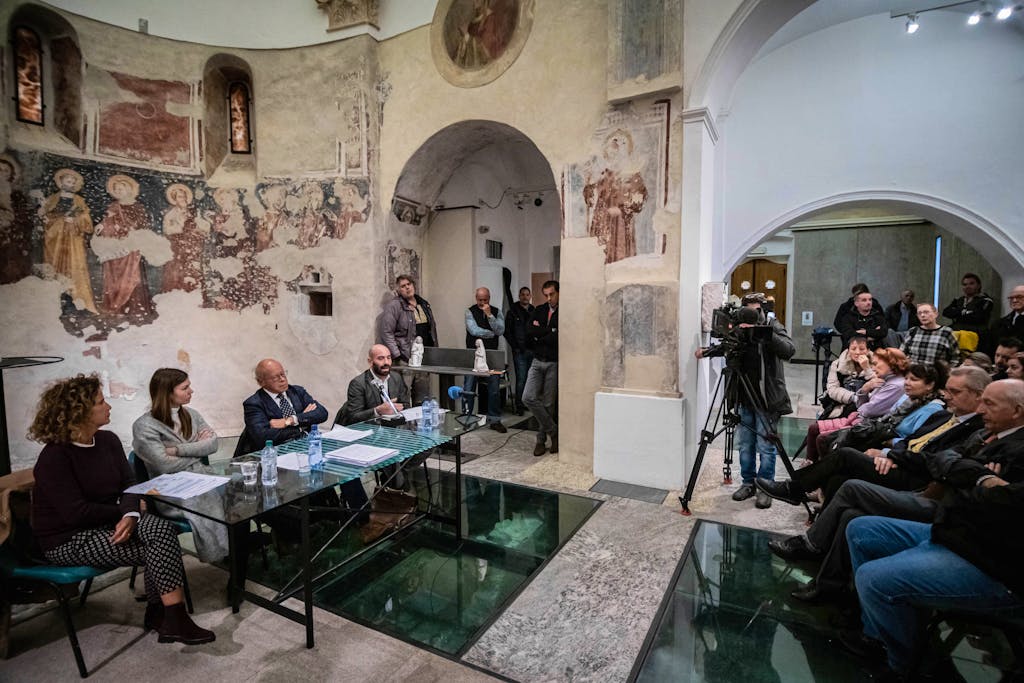 Campione d'Italia: conferenza stampa indetta dal Comitato civico contro l'ingresso nello spazio doganale dell'Ue. Nella foto da sinistra Tanina Padula e Caterina Ferrari, Comitato Civico di Campione, Roberto Canesi, Presidente Comitato Civico di Campione e Michele Canesi, Comitato Civico di Campione, durante un momento della conferenza.