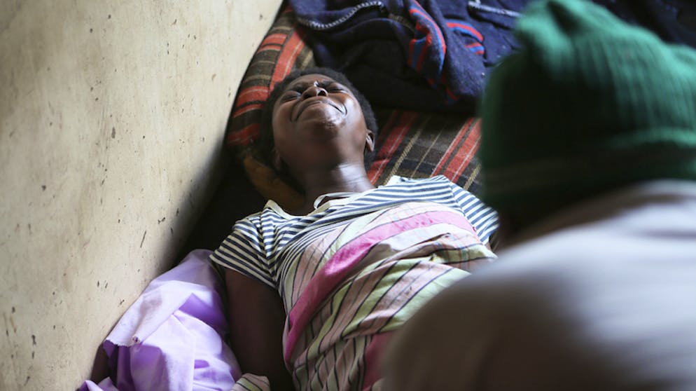 Eine Frau bringt in einer Wohnung in Harare, Simbabwe, ihr Kind zur Welt. 