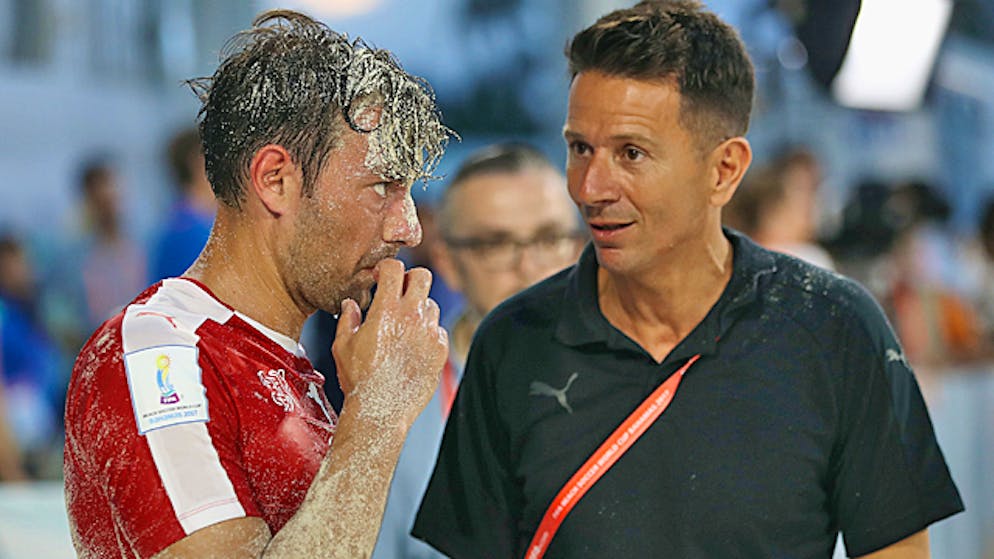 Angelo Schirinzi (rechts) gibt Nati-Urgestein Moritz «Mo» Jaeggy Anweisungen.