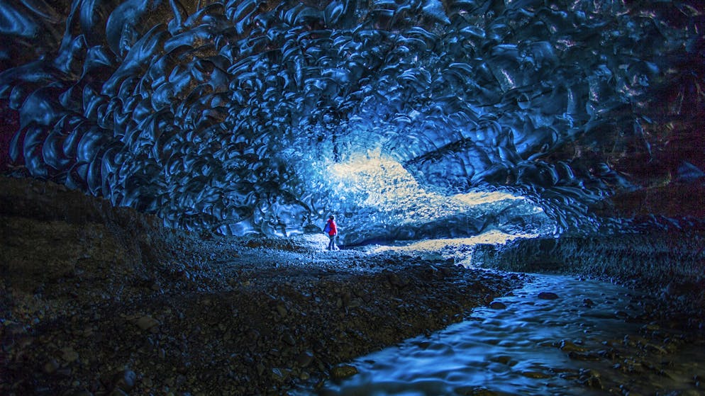 Wie aus einer anderen Welt: Die atemberaubenden Eishöhlen Islands. Svoboda ist indes nicht der Erste, der die Eishöhlen Islands brillant in Szene setzte.