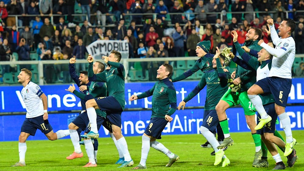 Die italienische Nationalmannschaft liess sich in Palermo nach dem zehnten Sieg im zehnten Spiel – dem 9:1 gegen Armenien – von den Fans feiern