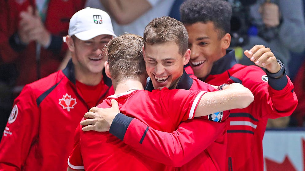 Die Kanadier freuen sich über die Viertelfinalqualifikation und treten daraufhin nicht zum Doppel gegen die US-Amerikaner an. Das spielt den US-Boys in die Karten.