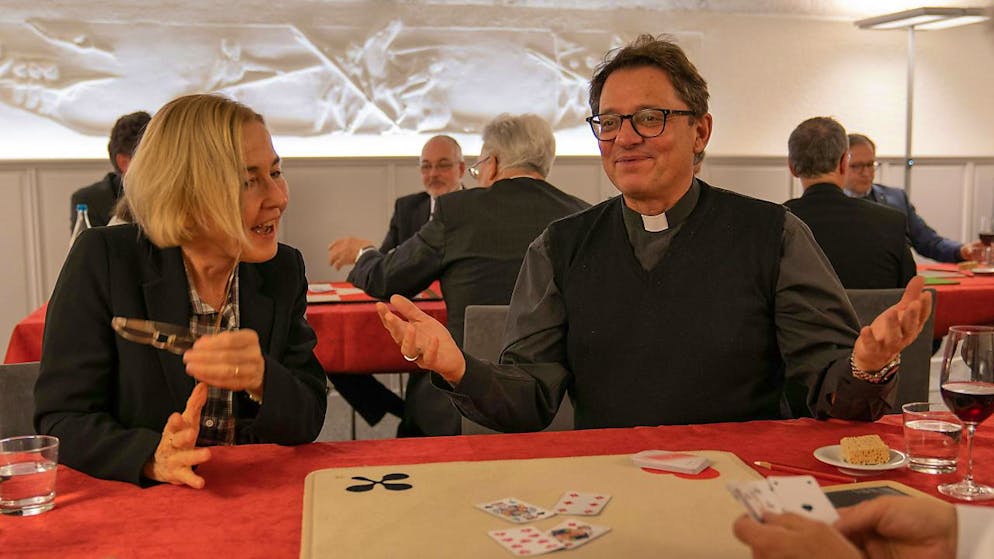 Bischof Felix Gmür beim traditionellen Jass mit der Solothurner Regierung. Den Sieg trug die Regierung davon, der Susanne Schaffner (links) angehört.