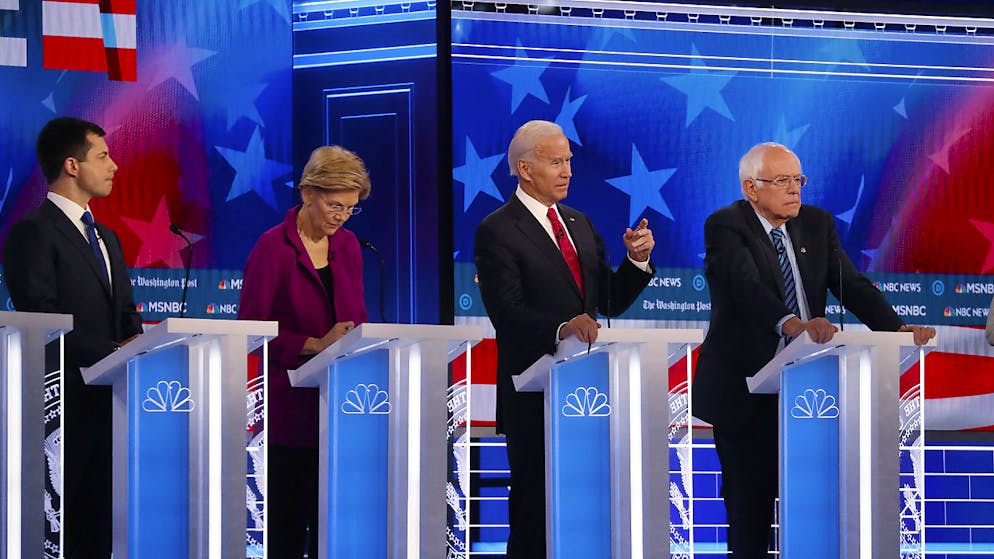 Les quatre favoris de la primaire démocrate, Pete Buttigieg, Elizabeth Warren, Joe Biden et Bernie Sanders (de gauche à droite) mardi soir à Atlanta.