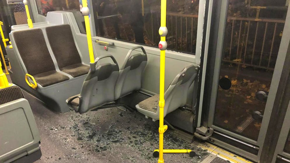 Drei Personen wurden am Mittwochabend in Bottmingen BL nach der Vollbremsung im Linienbus verletzt.