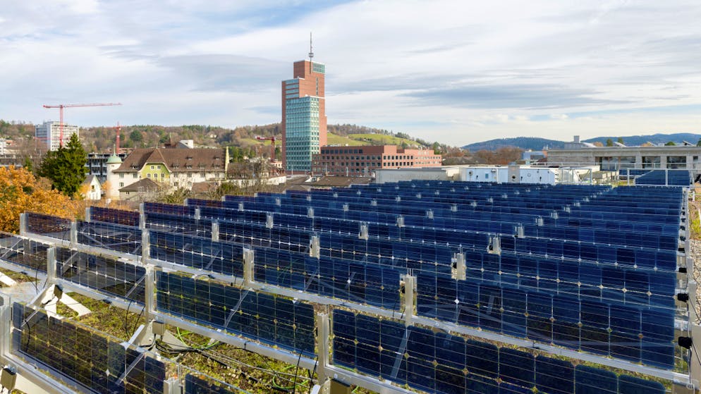 Senkrechte Solaranlagen liefern vergleichbare spezifische Energieerträge wie herkömmliche.