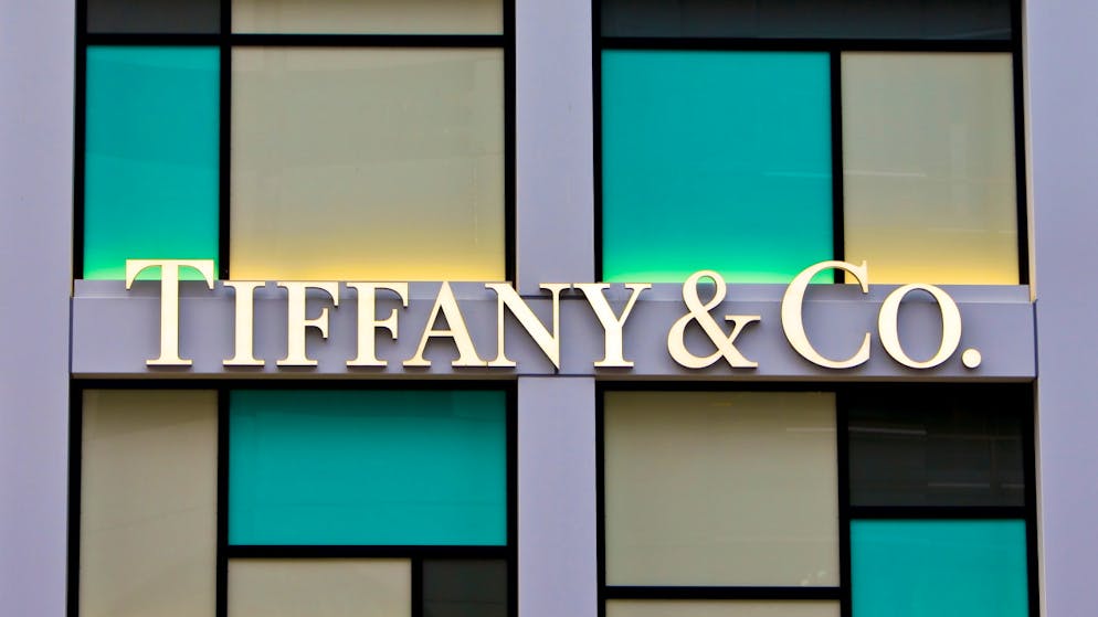 Der französische Luxuskonzern LVMH hat Insidern zufolge sein Gebot für die Übernahme des US-Edel-Juweliers Tiffany erhöht. (Archivbild)