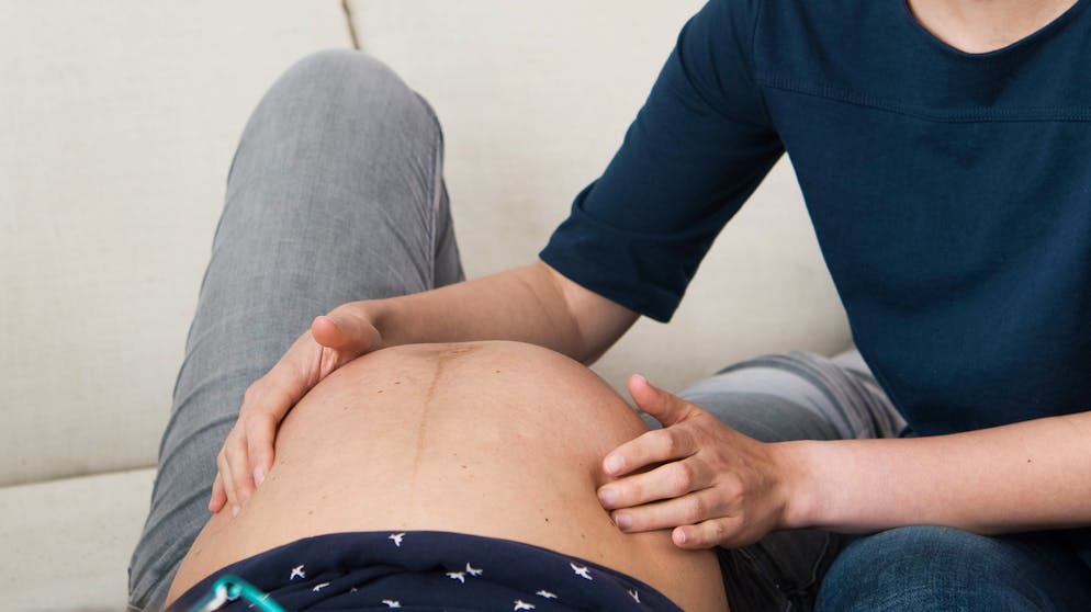 Eine Schwangere wird untersucht: Eine Studie über die Einleitung von Geburten bei langen Schwangerschaften wurde nun abgebrochen. (Symbolbild)