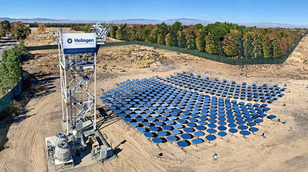 Spiegel lenken in einem Solarturmkraftwerk des Unternehmens Heliogen das Sonnenlicht auf einen Turm.