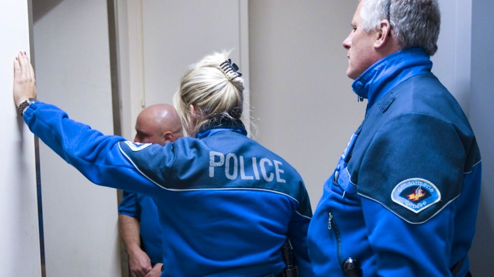 Die Genfer Polizei war von der Schuld des Angeklagten überzeugt und schleuste deswegen einen verdeckten Ermittler ins Gefängnis ein. (Archivbild)