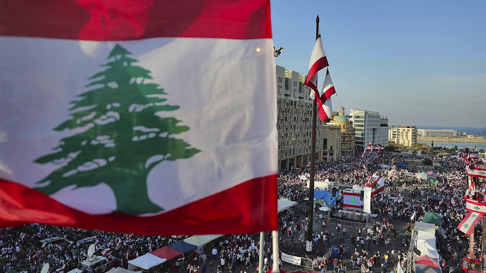 Tausende protestieren in Beirut gegen die Regierung, am Jahrestag der Staatsgründung vor 76 Jahren.