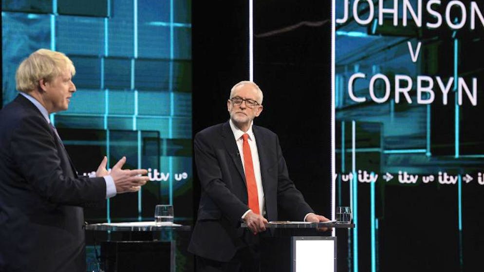 Premierminister Boris Johnson und Oppositionschef Jeremy Corbyn diskutieren während der ersten TV-Debatte im britischen Wahlkampf.