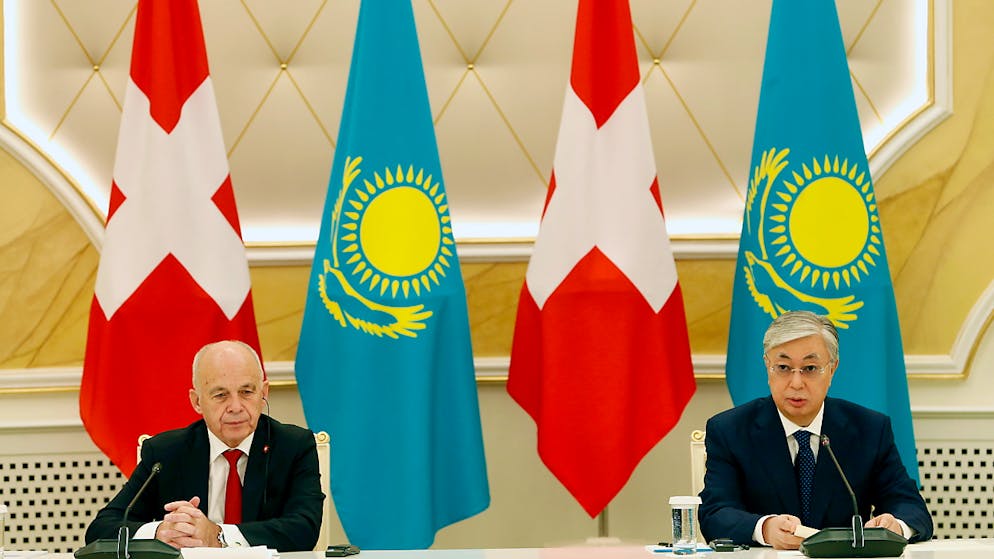 Maurer trifft kasachischen Präsidenten. Bundespräsident Ueli Maurer und der kasachische Präsident Kassym-Schomart Tokayew an der Medienkonferenz nach ihrem Arbeitsgespräch.