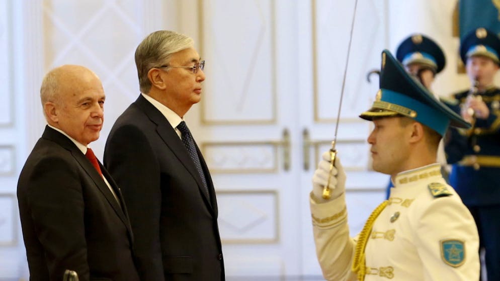 Maurer trifft kasachischen Präsidenten. Im Stechschritt für den Gast aus der Schweiz: Beeindruckter Bundespräsident Ueli Maurer anlässlich des Besuchs beim kasachischen Präsidenten Kassym-Schomart Tokajew.