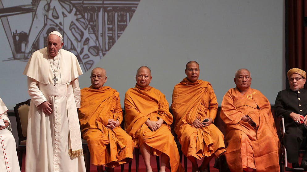 Papst Franziskus (l.) in Bangkok: Bei dem Treffen waren neben Christen Vertreter des Buddhismus, des Islam und des Hinduismus dabei.