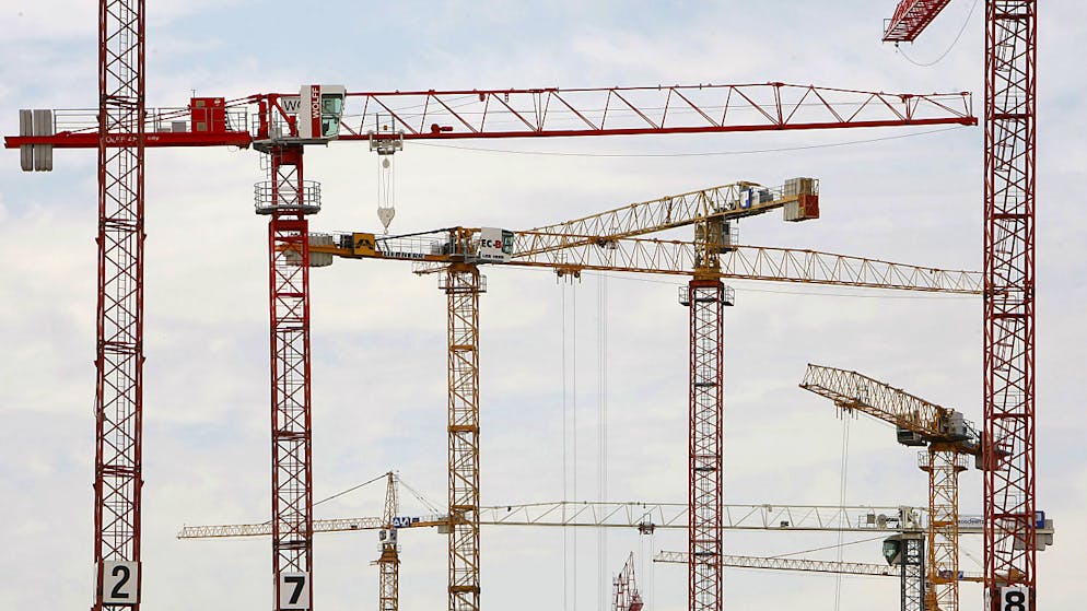 Die Wirtschaft in Deutschland profitiert nicht zuletzt von dem derzeitigen Bauboom. (Archivbild)