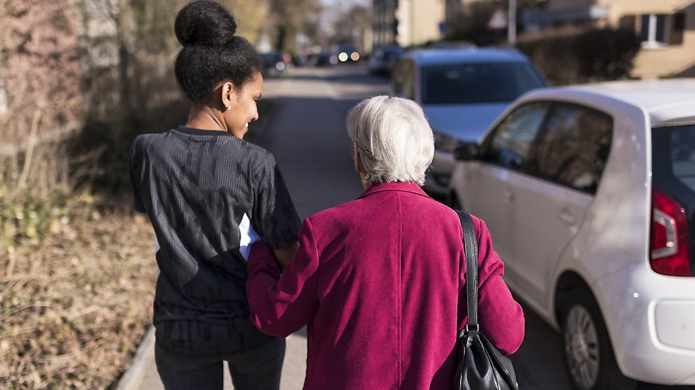 Für Angestellte, die in Privathaushalten ältere oder kranke Menschen betreuen, gilt im Kanton Bern künftig ein Normalarbeitsvertrag (Themenbild).