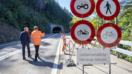 Steinschlag. Auch langsame Fahrzeuge können Axenstrasse wieder befahren.