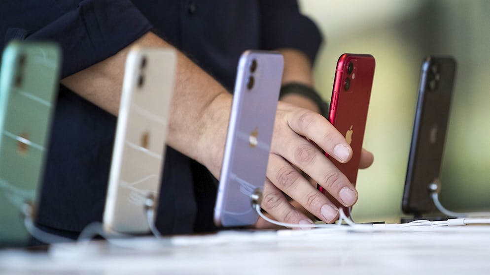 Konsumentinnen und Konsumenten entscheiden sich beim Kauf eines neuen Smartphones weniger oft für ein iPhone. (Archivbild)