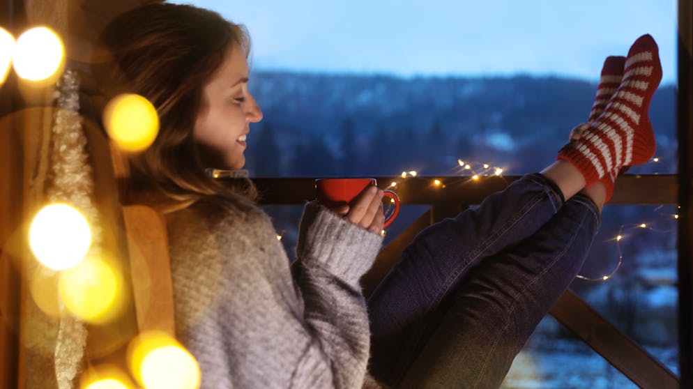 Die Stromrechnung kann einem die gemütlichen Wintertage leicht verderben. Mit diesen Tricks lässt sich unnötiger Energieverlust vermeiden. 