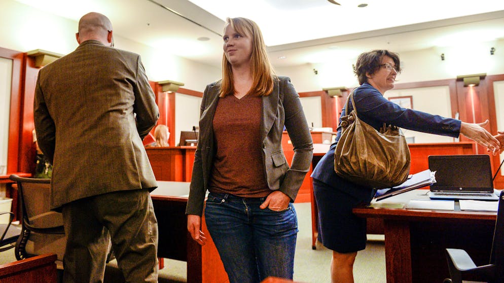 Tilli Buchanan (Mitte) muss sich im US-Bundeststaat Utah vor Gericht dafür verantworten, in ihrem eigenen Haus ihren Oberkörper entblösst zu haben.