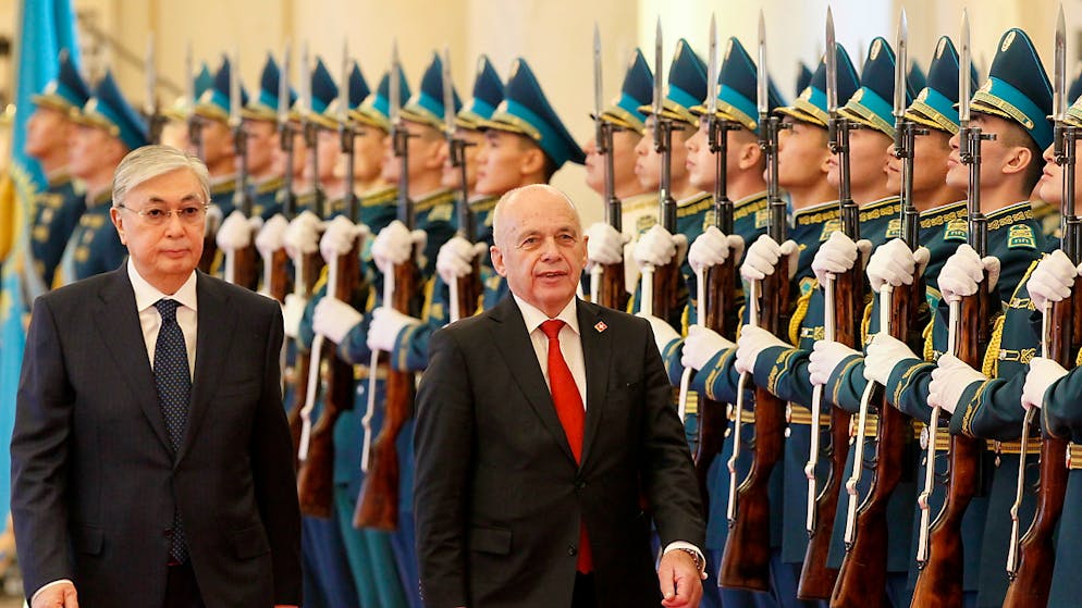 Maurer trifft kasachischen Präsidenten. Der kasachische Präsident Kassym-Jomart Tokayew (links) und Bundespräsident Ueli Maurer schreiten die Ehrengarde ab.