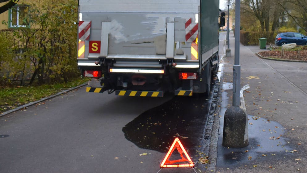 Diesel lief aus dem beschädigten Tank aus, nachdem ein Lastwagen in Sursee eine Strassenlaterne streifte.