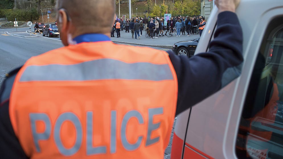 Im Kanton Bern tritt Anfang 2020 ein neues Polizeigesetz in Kraft. Ausgenommen sind allerdings drei angefochtene Artikel (Archivbild).