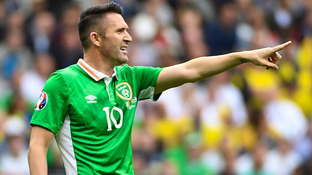 Die kuriosesten Verletzungen von Profifussballern. Robbie Keane beendete seine Karriere offiziell im November 2018 im Alter von 38 Jahren. Wer hätte gedacht, dass sein Körper das so lange mitmacht. Der langjährige irische Nationalspieler (146 Spiele, 68 Tore) verletzte sich zu Beginn seiner Karriere auf dem Sofa liegend. Beim Versuch die Fernbedienung mit dem Fuss zu erreichen, riss er sich mehrere Bänder und fiel einige Wochen aus, so ist es jedenfalls überliefert. Die Frage sei erlaubt: Darf man alles glauben, was man hört und liest?<br>