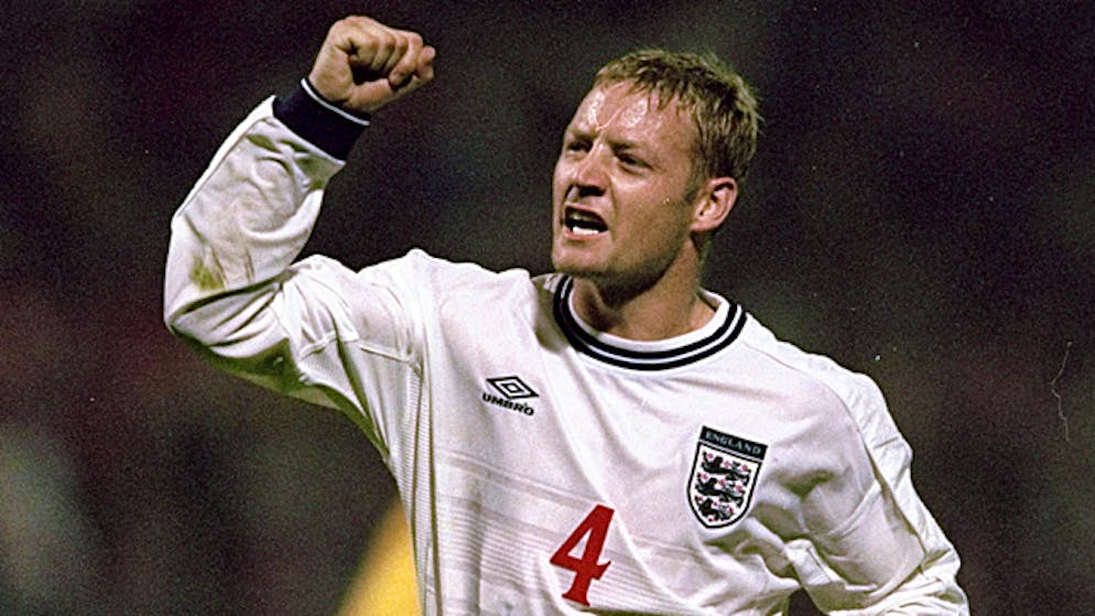 Die kuriosesten Verletzungen von Profifussballern. David Batty war im defensiven Mittelfeld fürs Grobe zuständig und durfte sich zwischen 1991 und 1999 immerhin 42 Mal das englische Nationaltrikot überstülpen. Sein dreijähriger Sohn schaffte es allerdings, ihn ausser Gefecht zu setzen. Mit dem Dreirad fuhr er seinem Papa über den Fuss, dabei brach eine alte Achillessehnenverletzung wieder auf.