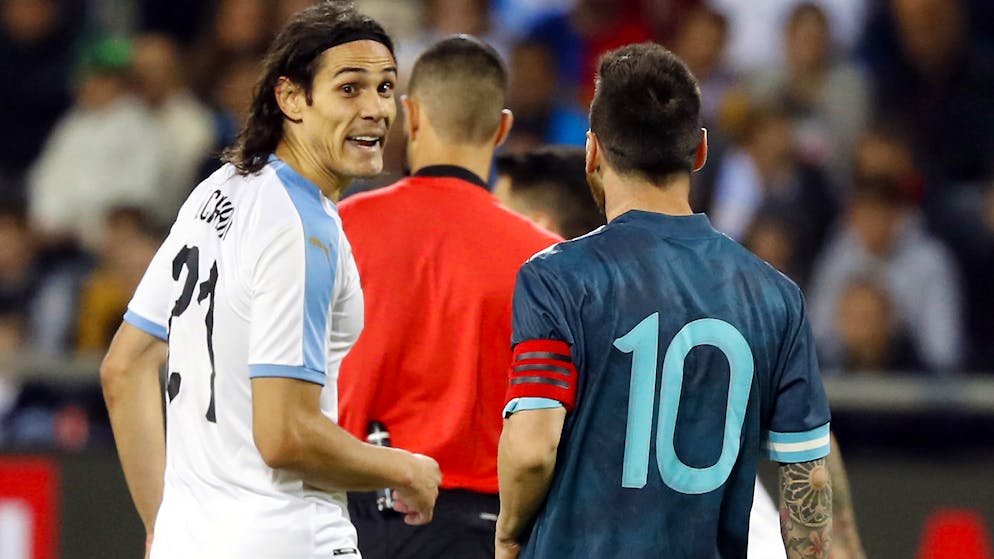 Edinson Cavani und Lionel Messi liefern sich ein Wortgefecht.