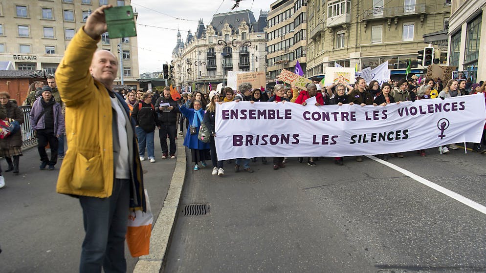 «Gemeinsam gegen die Gewalt, brechen wir das Schweigen», steht auf dem Transparent des Waadtländer Kollektivs für den Frauenstreik, das den Demonstrationszug in Lausanne anführte.