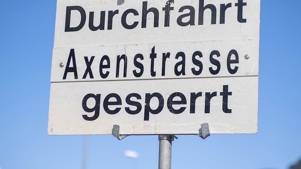 Die Axenstrasse im Kanton Uri war wegen eines Steinschlagalarms vorübergehend gesperrt. (Archivbild)