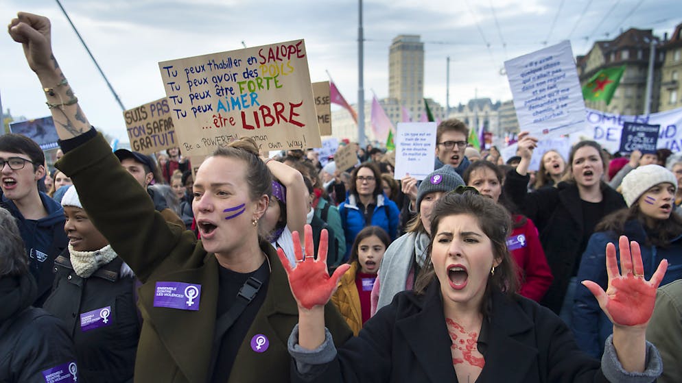 Plus de 2000 personnes ont manifesté samedi après-midi à Lausanne contre les violences sexistes.