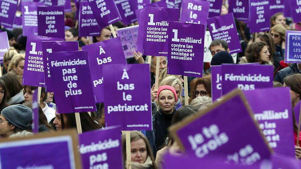 Frauen protestieren in Paris gegen häusliche und sexuelle Gewalt. Sie wollen der Regierung von Präsident Macron Dampf machen.