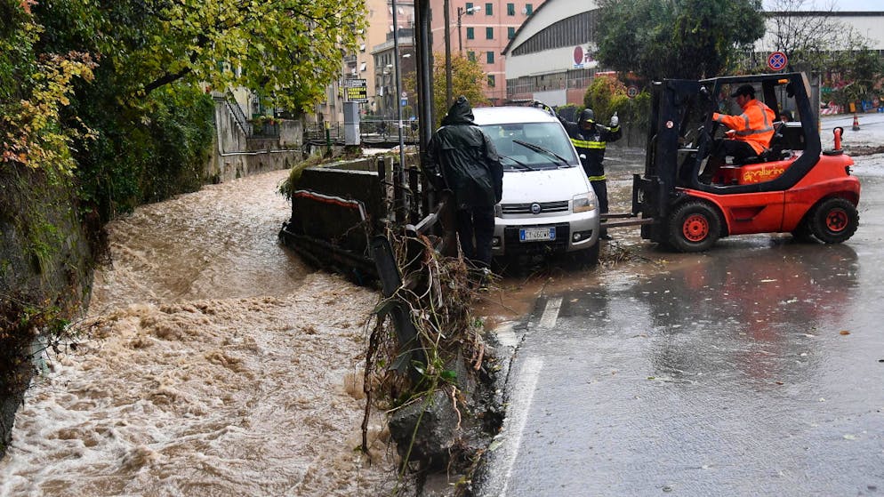 Starker Regen sorgte in Genua für Erdrutsche und überschwemmte Strassen.
