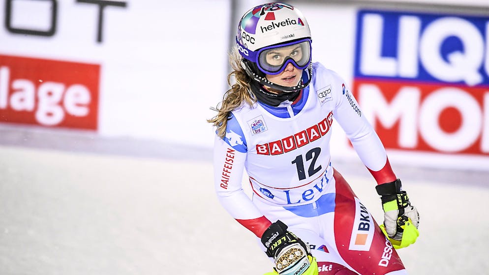 Holdener in Levi nur von Shiffrin geschlagen. Aline Danioth blickt nach dem zweiten Lauf zur Anzeigetafel