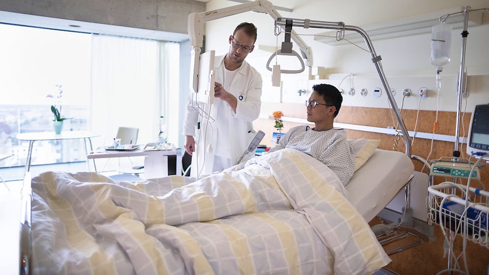 Wer nicht effizient genug arbeitet, kann seine Kosten nicht mehr decken: Vielen Schweizer Spitälern droht das Aus. (Symbolbild)