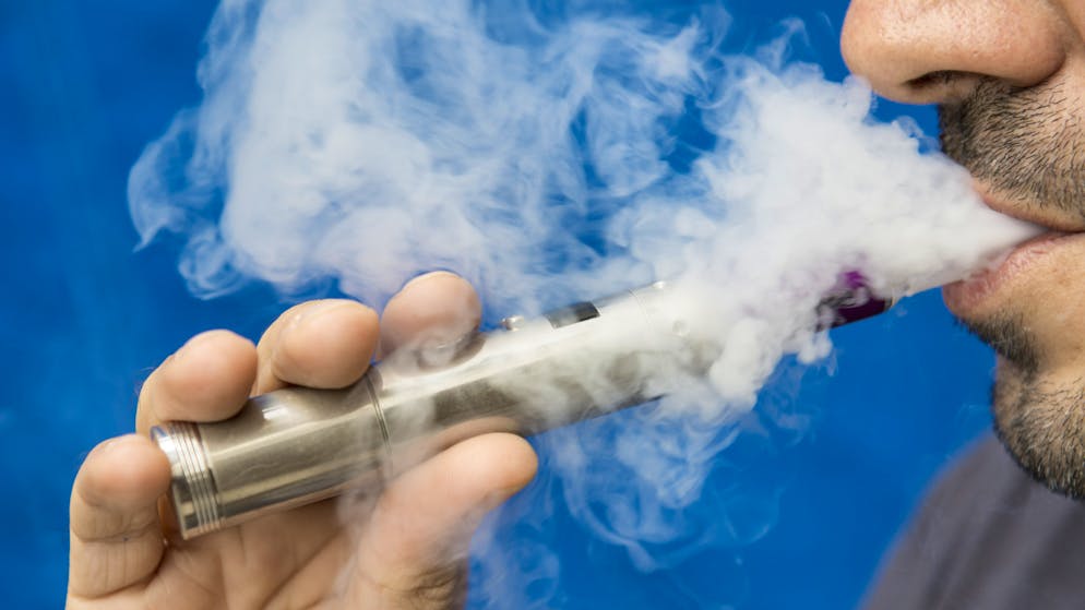 In der Schweiz hat es einen neuen Vergiftungsfall durch E-Zigaretten gegeben. Lungenärzte fordern ein Zentralregister für Verdachtsfälle.