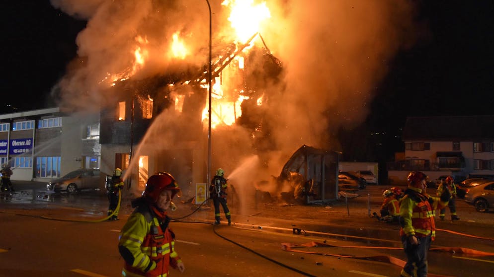 In Galgenen SZ krachte ein Autolenker mit deutlich überhöhter Geschwindigkeit in ein Wohnhaus, das vollständig abbrannte. Der Fahrer starb vor Ort.
