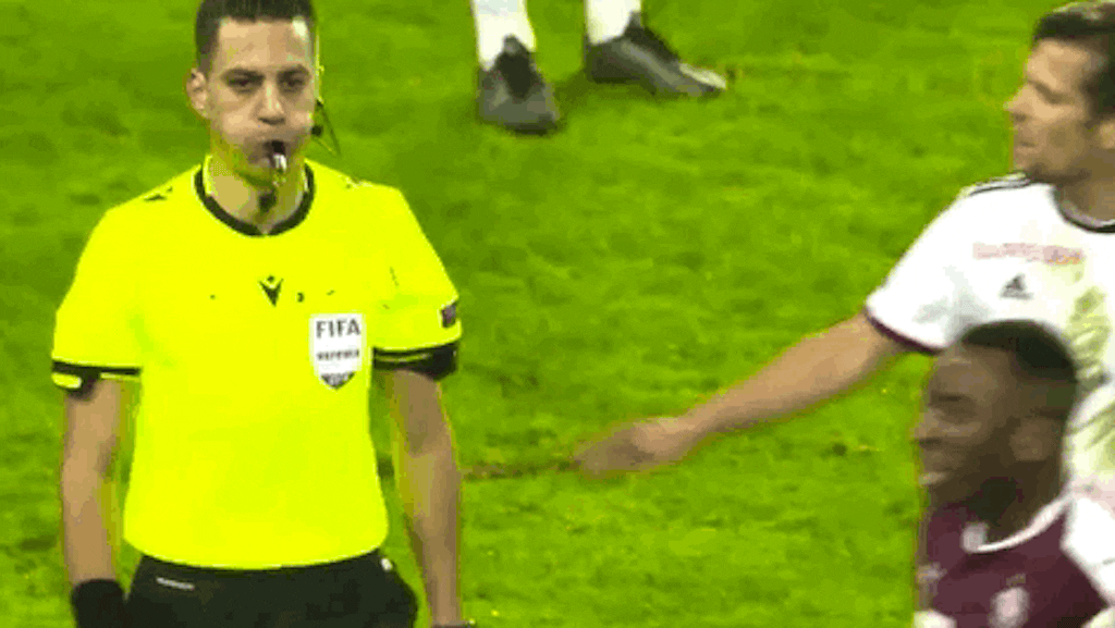 Im Video. FCB-Stocker wird nach dem Schlusspfiff handgreiflich und sieht Rot