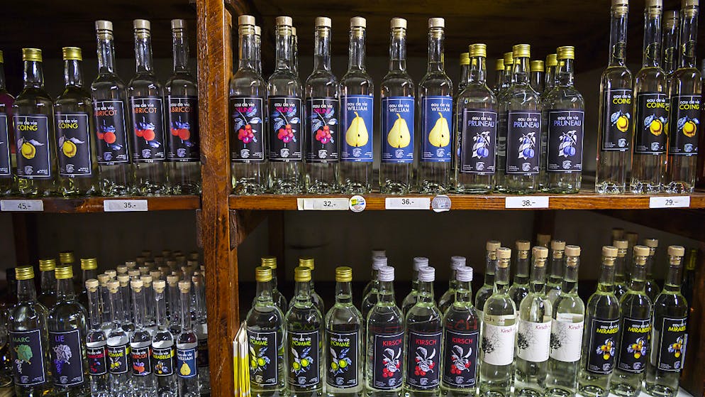 Es greifen zwar weniger Menschen als auch schon jeden Tag zu Flasche oder Glas, aber die Zahl der regelmässigen Rauschtrinkerinnen und -trinker hat zugenommen. (Themenbild)