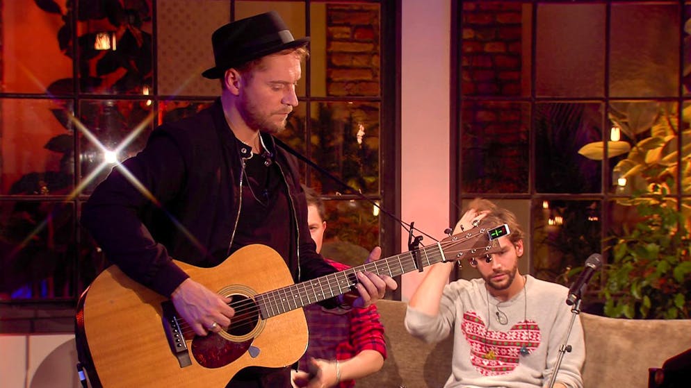 Feststimmung in der Hütte. Johannes Oerding greift zur Gitarre, um seinen Weihnachtssong «Home for Christmas» zu begleiten.