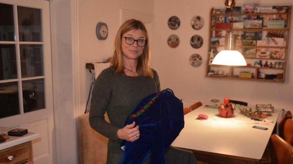 Winterliches, hyggeliges Fanø. Natürlich haben die Bewohnerinnen und Bewohner von Fanø auch eine eigene Tracht. Lone Müller Sigaard nutzt die hyggelige Jahreszeit zum Nähen einer Trachtenjacke. 
