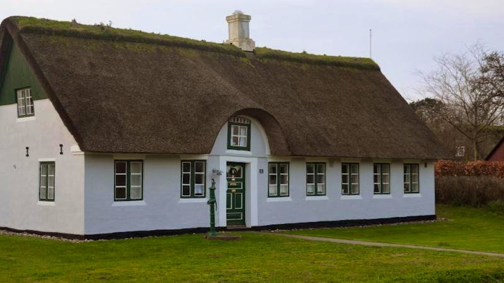 Winterliches, hyggeliges Fanø. Typisches Reetdachhaus auf Fanø: Manche der Häuser scheinen etwas ins Wanken geraten zu sein. Mal ist ein Fenster schief, mal eine Tür. 