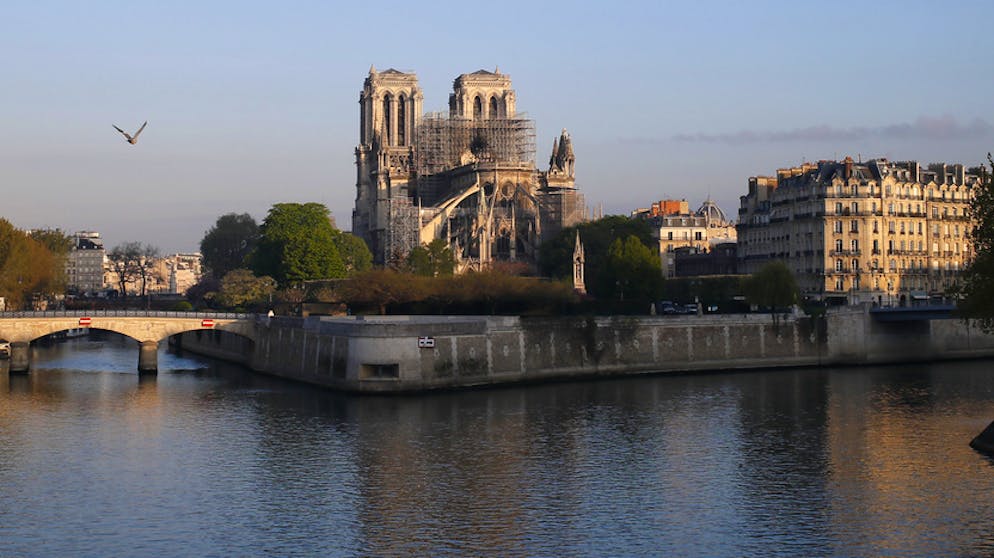 Diese Kulturdenkmäler sind in Gefahr. Im April 2019 stand die Kathedrale Notre-Dame de Paris in Flammen. Wann das Gebäude wieder in altem Glanz erstrahlen wird, ist offen.