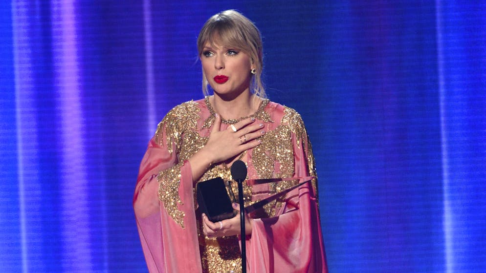 Swift räumt bei American Music Awards ab. Sie hat Pop-König Michael Jackson überholt: US-Sängerin Taylor Swift gilt bei den American Music Awards als neue Rekordhalterin.