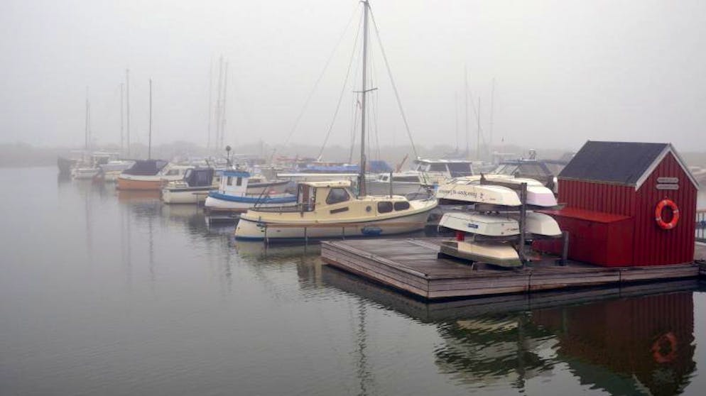 Winterliches, hyggeliges Fanø. Hafen im Nebel: Auf Fanø reicht die Sicht im Winter oft nur ein paar Meter weit. 
