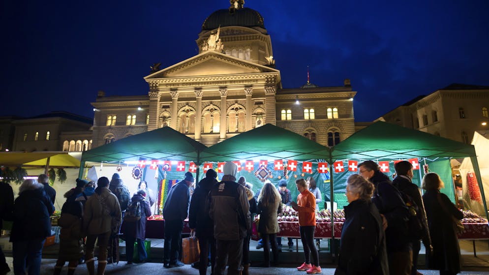 Wieder Zehntausende an ruhigem Berner Zibelemärit. Auf dem Bundesplatz gab es in diesem Jahr weniger Stände und deshalb mehr Platz zum Zirkulieren.